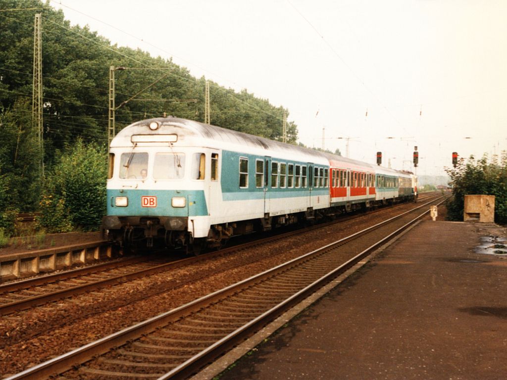 141 241-7 mit eine bunte aus drei verschiedene Wagens bestehende RB 8174 Kln Deutz-Kaldenkirchen auf Bahnhof Viersen am 26-8-1997. Bild und scan: Date Jan de Vries.