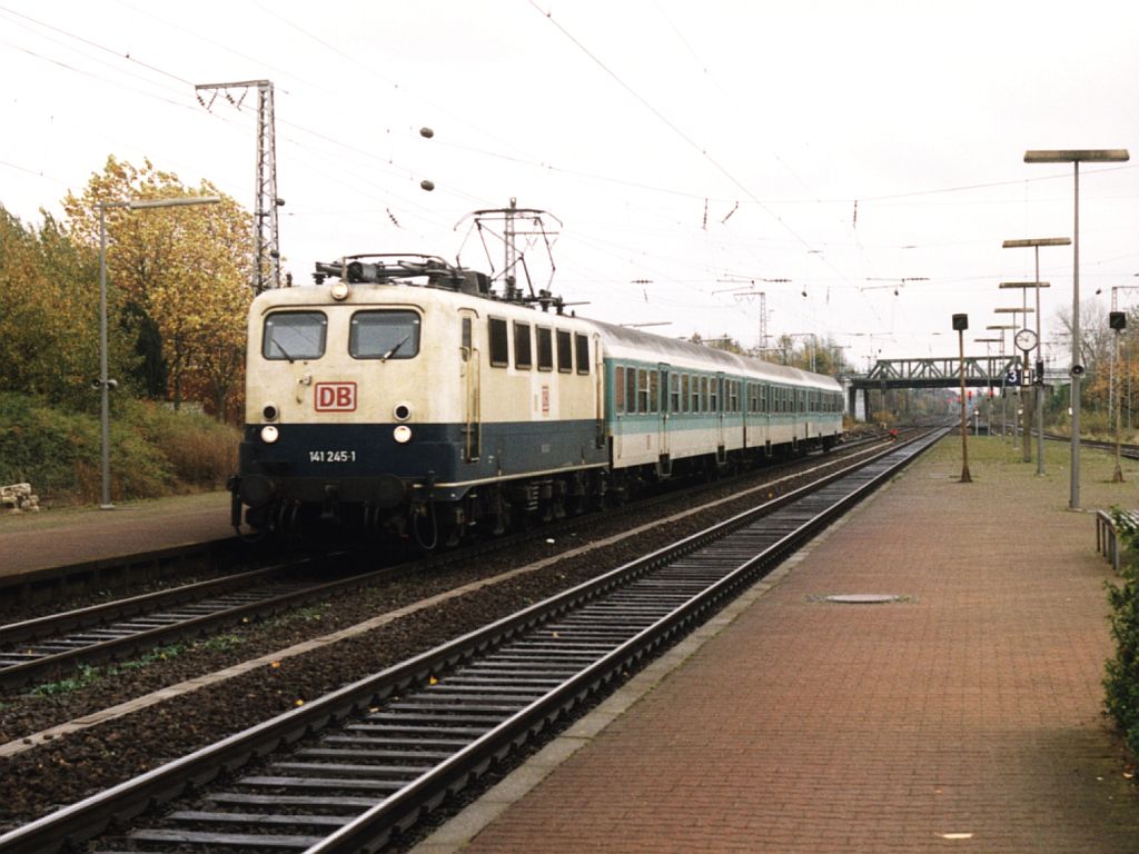 141 245-1 mit Emsland Express RE 65 24118 Mnster-Emden auf Bahnhof Salzbergen am 06-11-1999. Bild und scan: Date Jan de Vries.