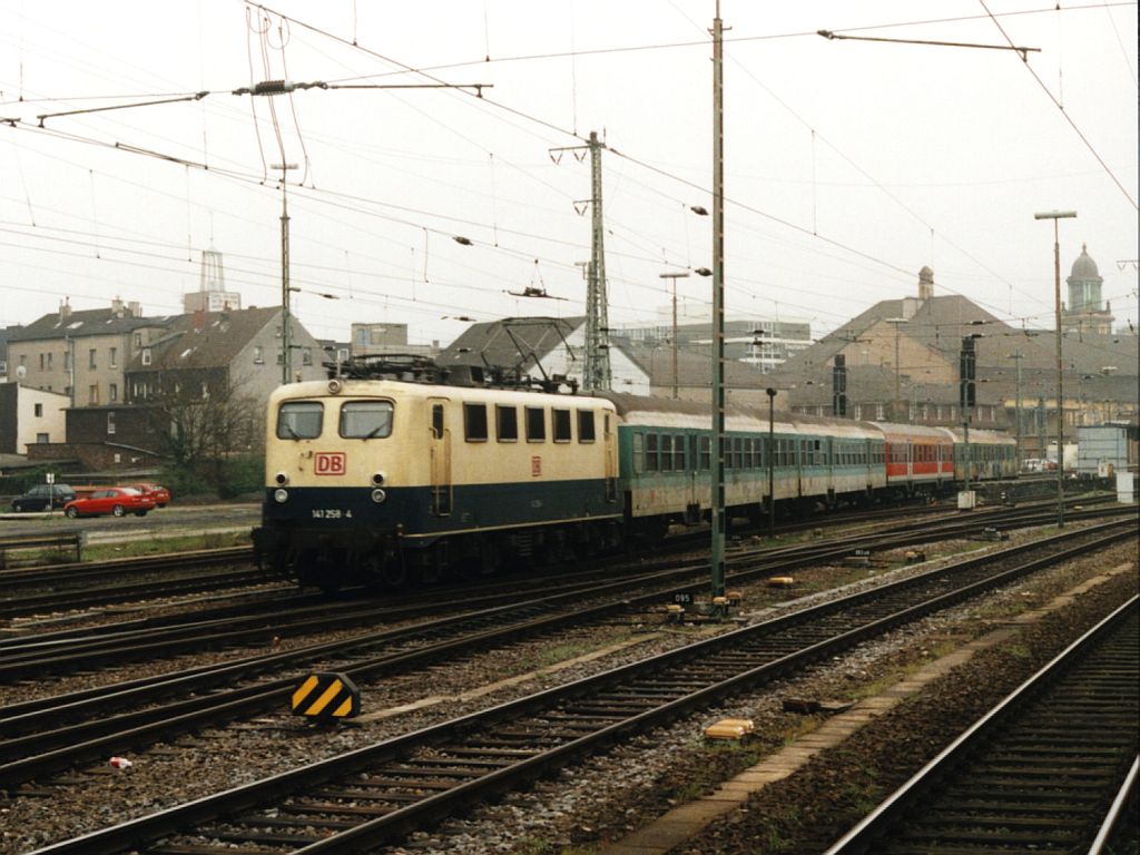 141 258-4 mit RB 91 Ruhr-Siege-Bahn Hagen-Au (Sieg)auf Hagen Hauptbahnhof am 21-4-2001. Bild und scan: Date Jan de Vries.