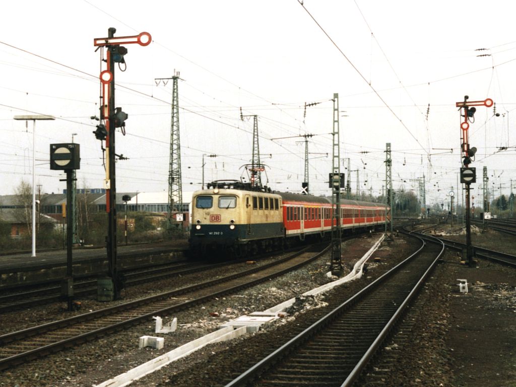 141 292-3 mit RE 65 Emsland-Express 24130 Mnster-Emden auf Bahnhof Rheine am 21-4-2001. Bild und scan: Date Jan de Vries.