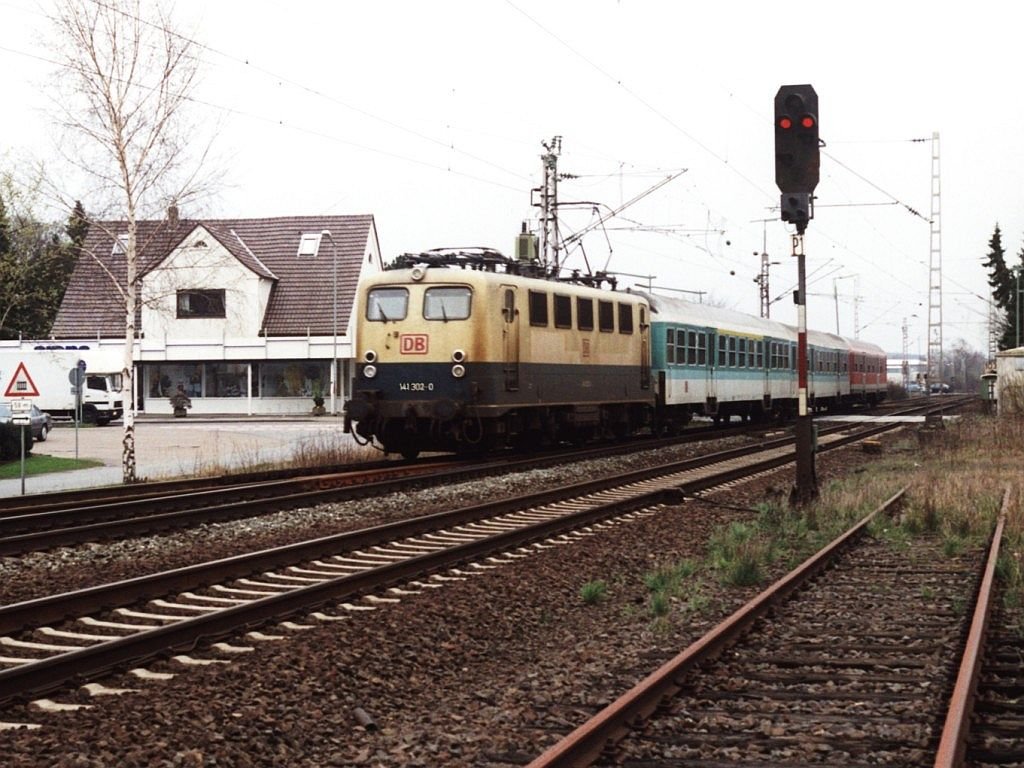 141 302-0 mit einem Regionalbahn nach Osnabrck beui Bruchmhlen am 25-3-2000. Bild und scan: Date Jan de Vries.