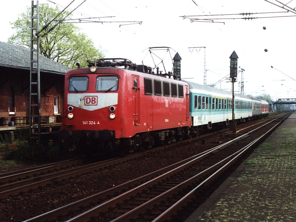 141 324-4 mit RE 65 Emsland Express 24126 Mster-Emden auf Bahnhof Salzbergen am 21-04-2000. Bild und scan: Date Jan de Vries.