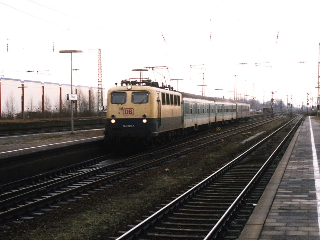 141 328-5 mit RE 65 Emsland Express 24118 Mnster-Rheine am 16-1-2000. Bild und scan: Date Jan de Vries.