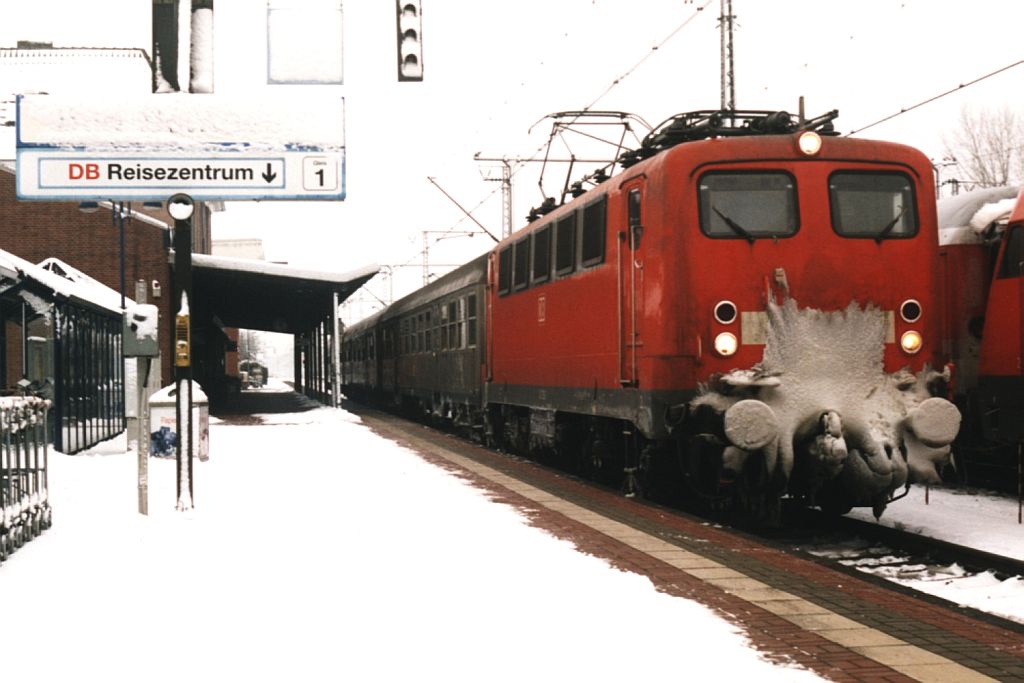 141 330-1 mit RB 62 Der Cherusker 12683 Bad Bentheim-Paderborn auf Bahnhof Bad Bentheim am 27-12-2000. Bild und scan: Date Jan de Vries.