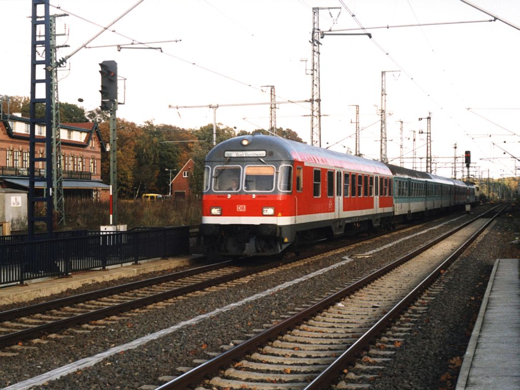 141 334-3 mit RB 60 24008 Hannover-Bentheim auf Bahnhof Bad Bentheim am 31-10-1999. Bild und scan: Date Jan de Vries.