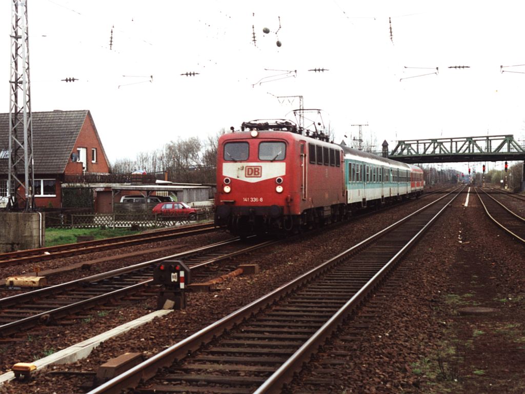 141 336-8 mit RE 65 Emsland Express 24126 Mnster-Emden auf Bahnhof Salzbergen am 12-3-2000. Bild und scan: Date Jan de Vries.