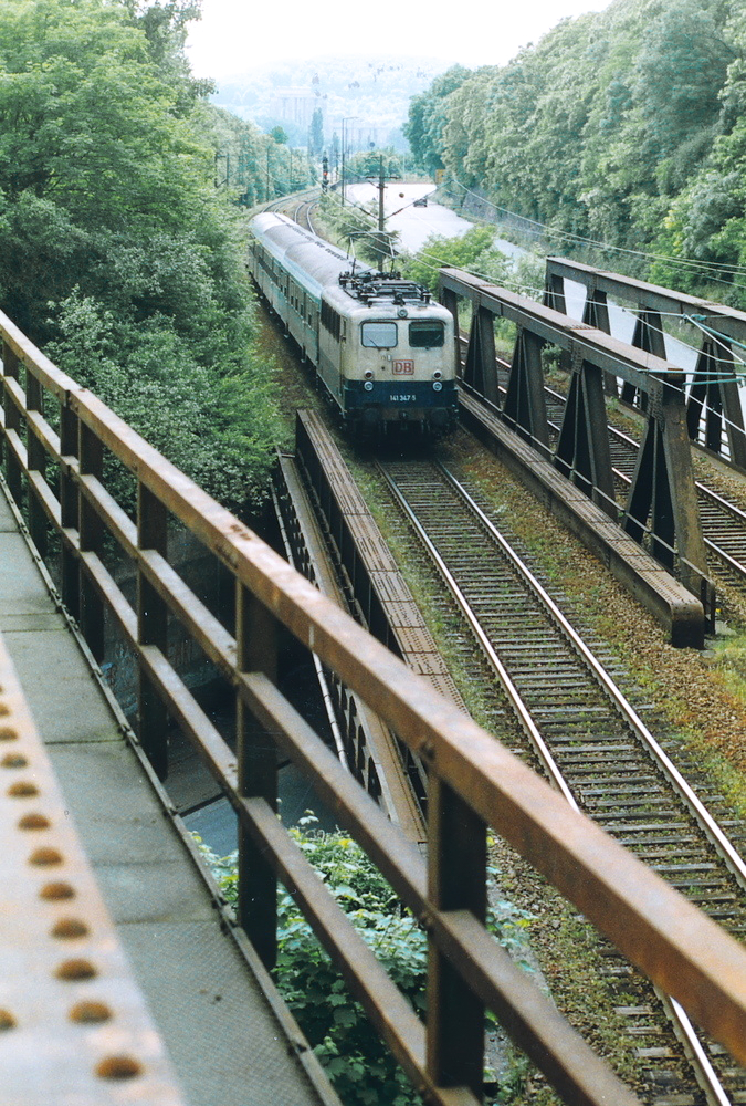 141 347-5 auch noch in Ozeanblau-beige...

Dieses Photo ist vom gleichen Tag also vom Mai 1999 oder Mai 2000 .
141 347-5 mit ihrer RB hat auf der KBS 685 gerade Vlklingen verlassen.

Photostandpunkt: Eisenbahnbrcke der ehemaligen Kllertalbahn an der Luisenthaler Enge ber die KBS 685 kurz vor dem Heidstock Tunnel.
Blick Richtung Vlklingen

Scan vom Photo