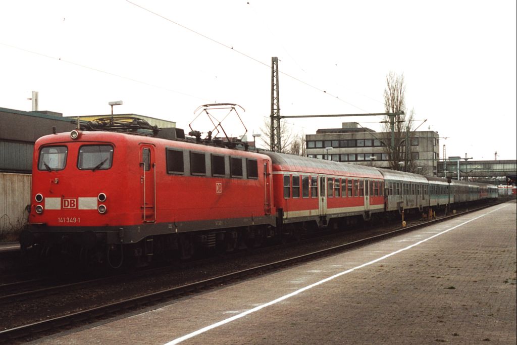 141 349-1 mit eine bunte und lange aus acht wagens bestehende RE 24042 Bremen-Nordeich Mole auf Emden Hauptbahnhof am 7-4-2001. Bild und scan: Date Jan de Vries.
