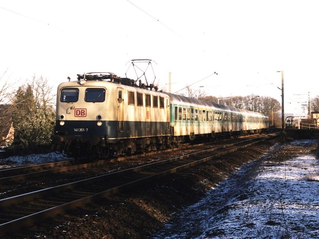 141 351-7 mit Ems-Leihe-Express RE 60 24008 Hannover-Bad Bentheim auf Bahnhof Hrstel am 23-01-2000. Bild und scan: Date Jan de Vries.