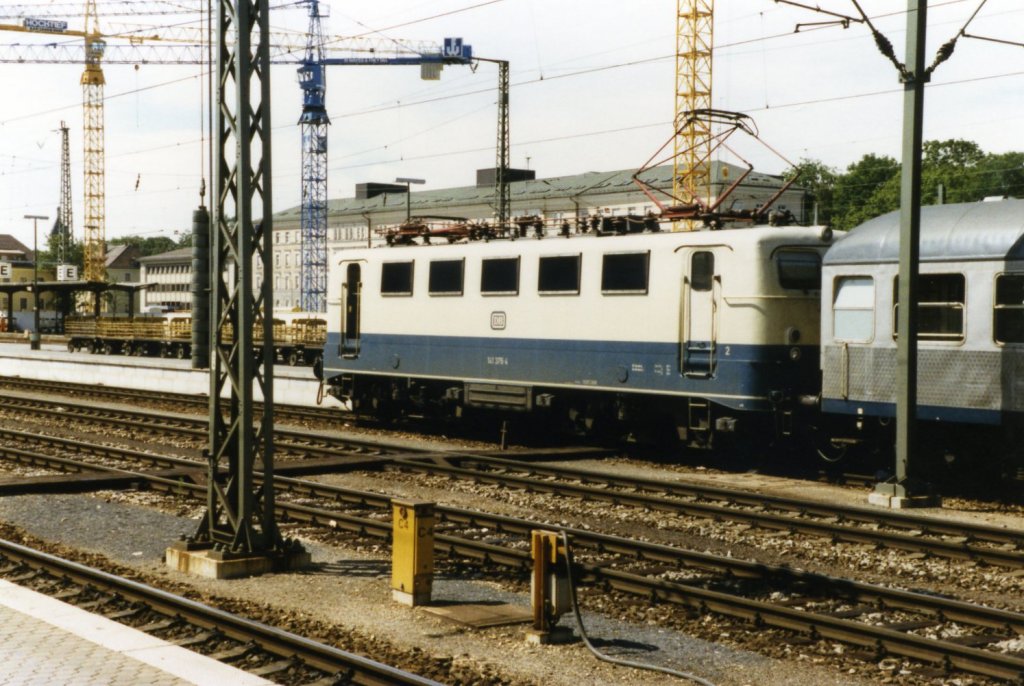 141 376-4 im Hauptbahnhof Passau 1988