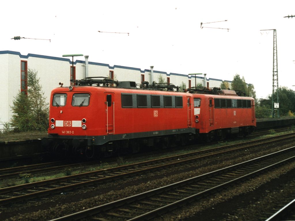 141 383-0 und 140 282-5 auf Bahnhof Rheine am 28-10-2000. Bild und scan: Date Jan de Vries.