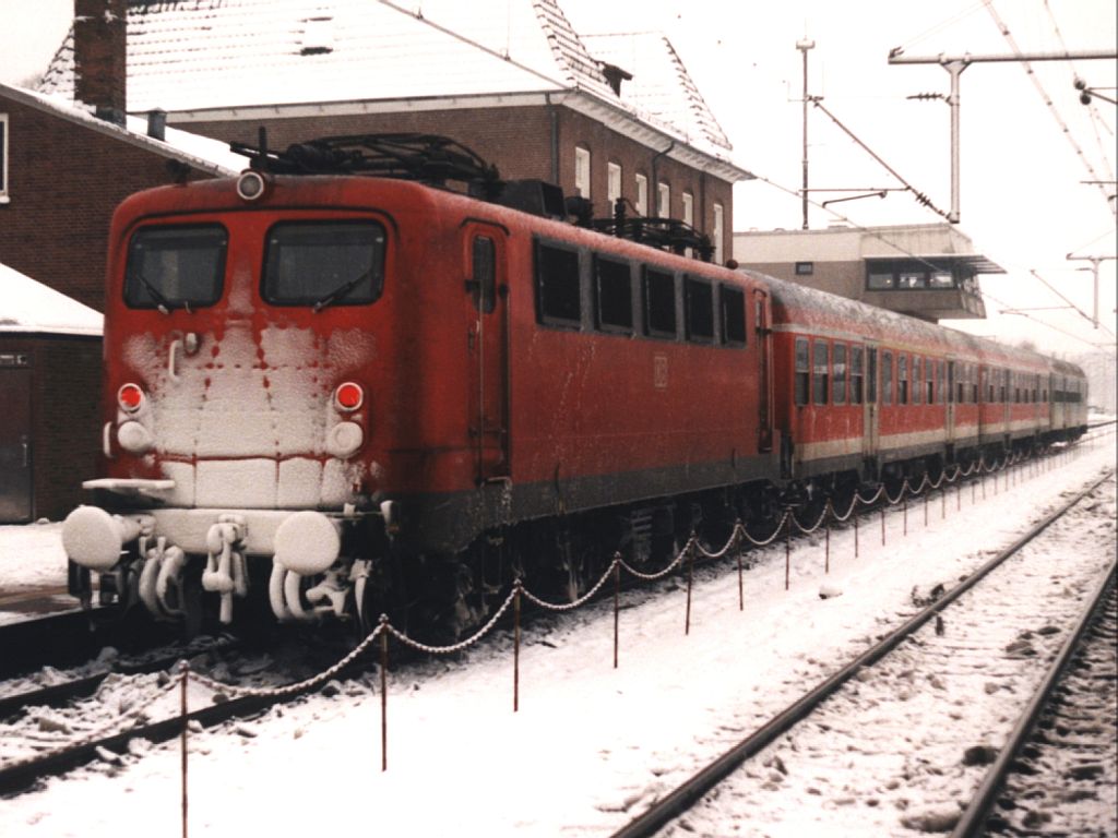 141 387-1 mit RB 62 Der Cherusker 12683 Bad Bentheim-Paderborn auf Bahnhof Bad Bentheim am 28-12-2000. Bild und scan: Date Jan de Vries.