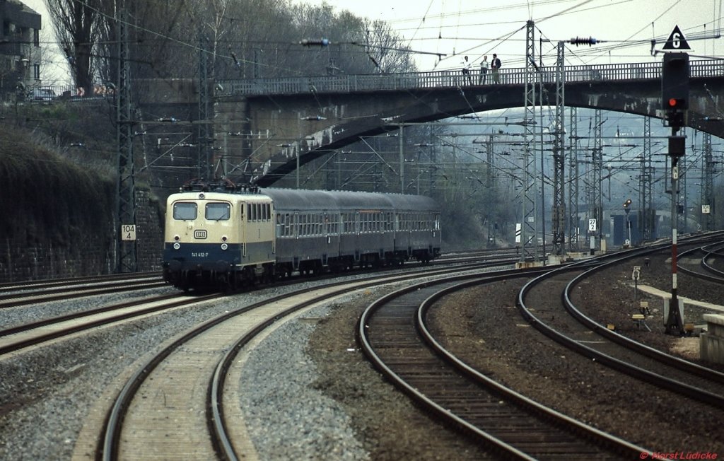 141 412-7 fhrt Anfang der 90er Jahre mit einem Nahverkehrszug durch den Bahnhof Gruiten (Strecke Wuppertal - Dsseldorf)