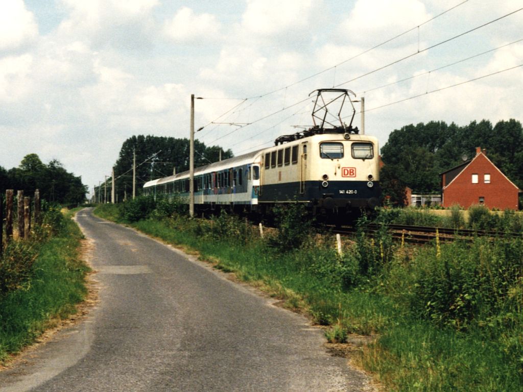 141 420-0 hat die Spitze der Steuerwagen angekuppelt (?!) und fahrt als Regionalbahn mit Regionalbahn Emden-Mnster bei Hauenhorst am 19-07-1996. Bild und scan: Date Jan de Vries.