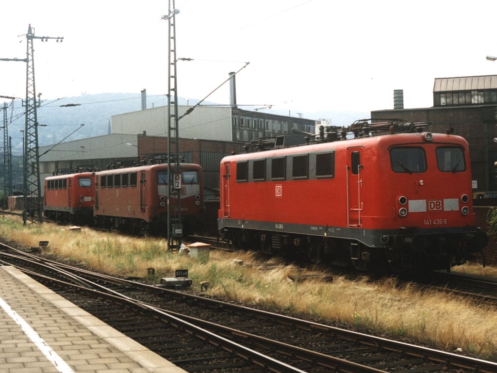 141 436-6, 141 303-8 und eine andere BR141 auf Hagen Hauptbahnhof am 28-7-2001. Bild und scan: Date Jan de Vries.