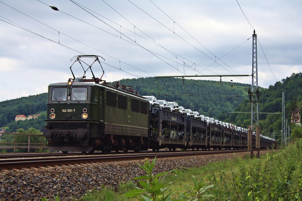 142 001-7 ist am 14.07.'11 mit dem fast tglichen Skoda-Zug im Elbtal nahe Knigstein unterwegs