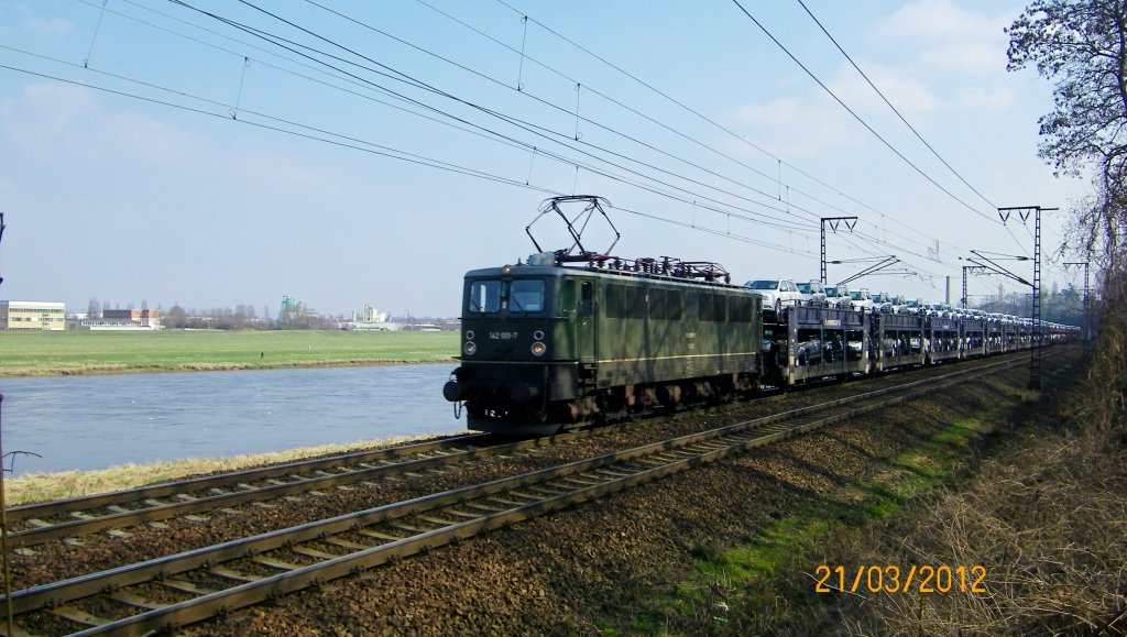 142 001-7 am 21.3.12 mit einem Skodazug vor dem HP Dresden-Kemnitz