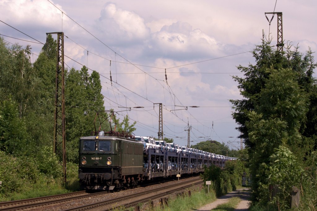 142 001-7 hat am 02.07.2013 einen Skoda-Zug aus Tschechien bernommen und zieht ihn nun westwrts durch Cossebaude