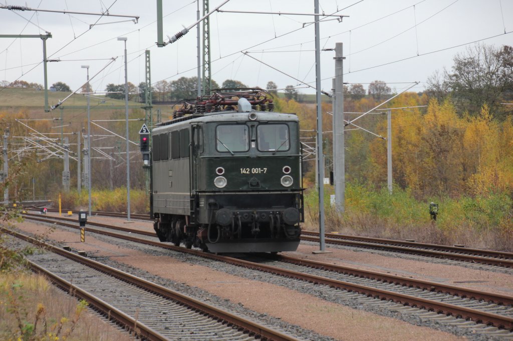 142 001 abgestellt am 04.11.2012 auf dem Bahnhof Glauchau.