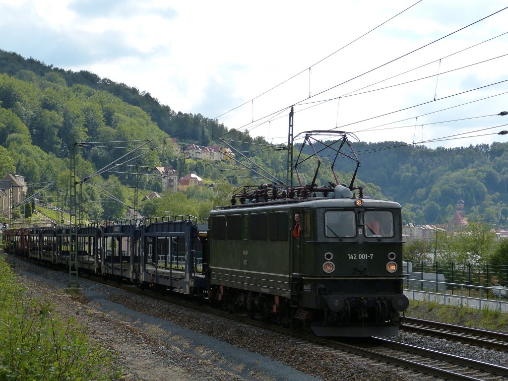 142 001 zieht ihren leeren Autozug durch Knigstein Richtung Schna.
14.06.13