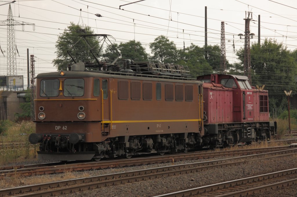 142 042-1 der Energy Rail fhrt mit einer V100 (ex Kubecon Lok 11) durch Magdeburg-Rothensee in Richtung Stendal. Fotografiert am 05.08.2010. 