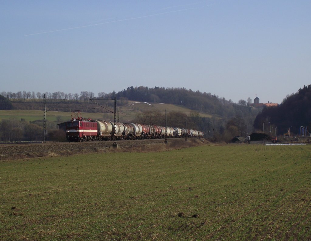 142 110-6 vom Erfurter Bahnservice ist am 22. Februar 2012 mit einem leeren Kesselzug von Neuburg/Donau nach Grokorbetha bei Kronach unterwegs. 