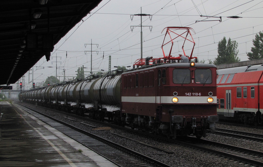 142 110-6, der Erfurter Bahnservice GmbH, kam am 29.07.2011 mit einem Kesselzug durch Berlin Schnefeld Flughafen gefahren.