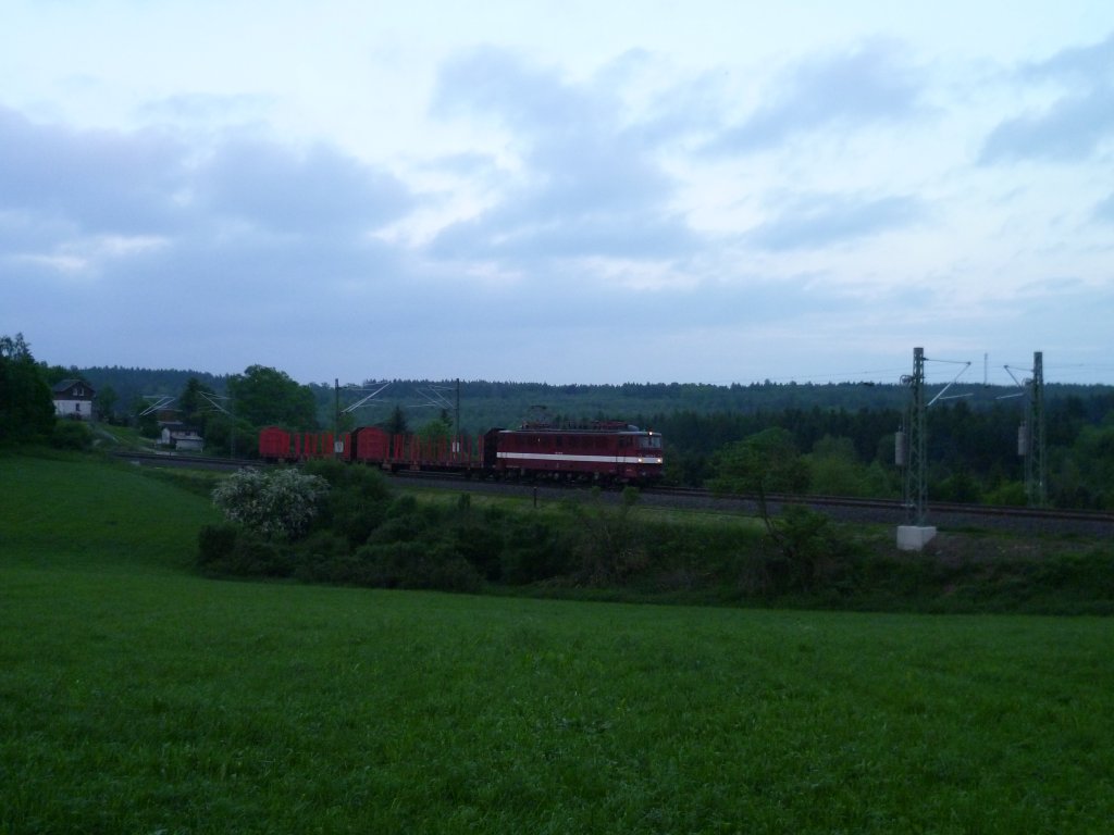 142 110 der EBS war am 04.06.13 auf dem Weg von Zwickau/Sachs. nach Plauen /v. oberer Bahnhof um einen Leerholzzug abzuholen. Hier zusehen in Jssnitz/V.