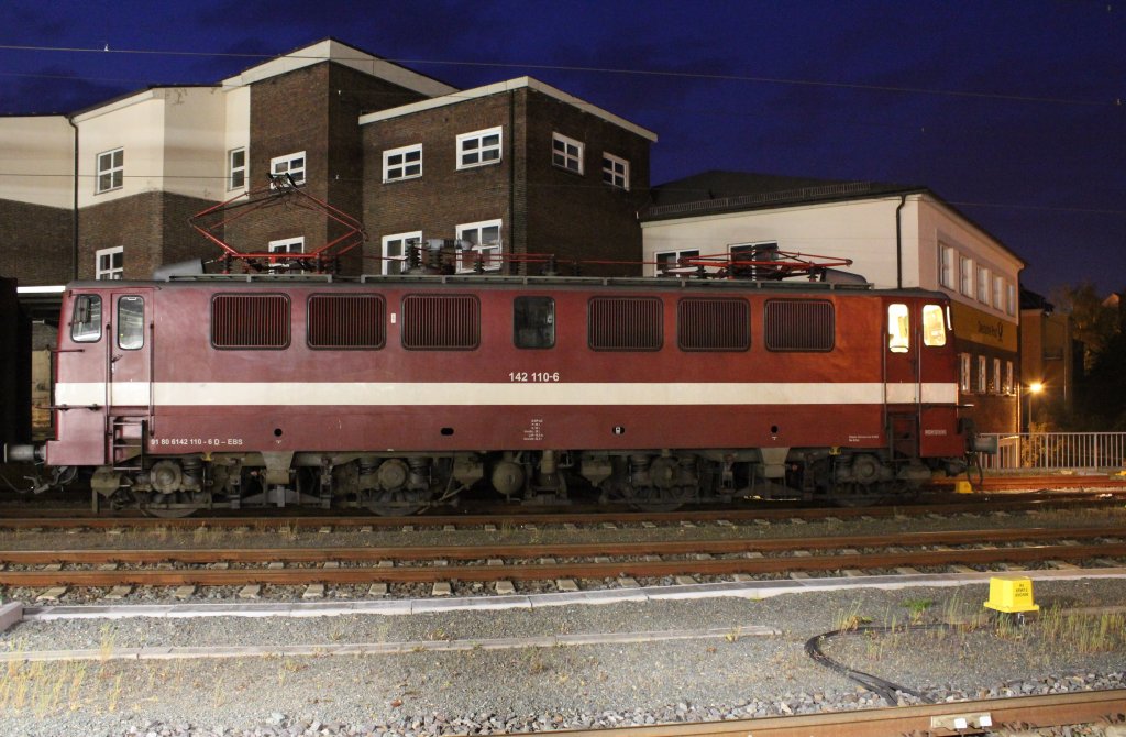 142 110 der EBS war am 04.06.13 auf dem Weg von Zwickau/Sachs. nach Plauen /v. oberer Bahnhof um einen Leerholzzug abzuholen. Hier zusehen die erste 142 in Plauen/V. oberer Bahnhof.