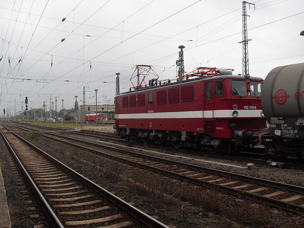 142 110 der Erfurter Bahnservice GmbH mit einem Kesselzug aus Premnitz und fuhr durch Stendal in Richtung Wittenberge. 09.09.2011