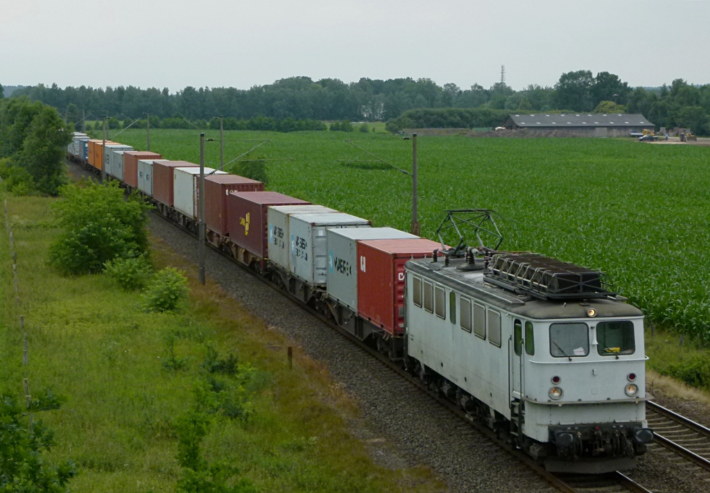 142 126-1 ist mit einem Containerzug am 11.07.2012 bei Rammelsloh