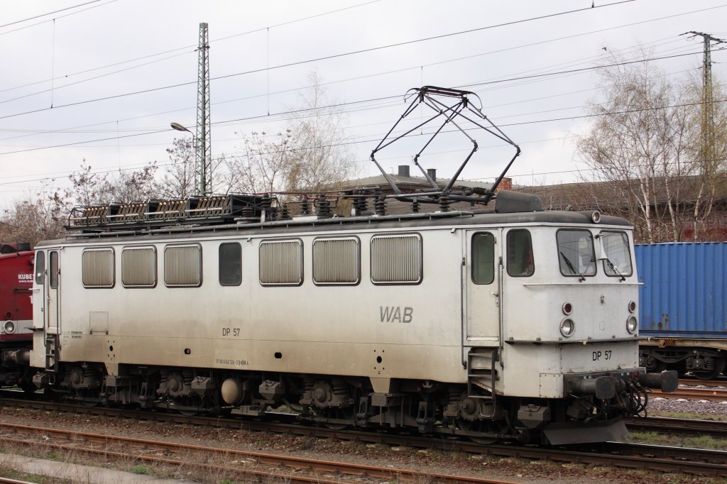 142 126-2 der Energy Rail fhrt durch Magdeburg Hbf. Im Schlepp hatte sie eine V100 der Kube Con Rail und einen Holzzug. Fotografiert am 10.04.2010. 