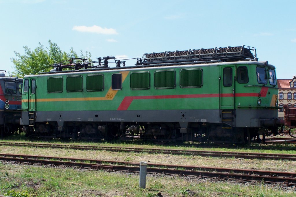 142 128-3, jetziger Eigentmer EGP (Eisenbahngesellschaft Potsdam). Diese Lok kam ebenfalls nach einem Schweizeinsatz fr  die SOB zurck nach Deutschland und wurde zunchst von der WAB (Westflische Almetal-Bahn) bernommen, deren Farbgebung sie auch noch trgt. Vom Einsatz bei der SOB her besitzt sie auch noch eine Widerstandsbremse. Aufgenommen auf der Fahrzeugausstellung im Bw Wittenberge 6.7.13.