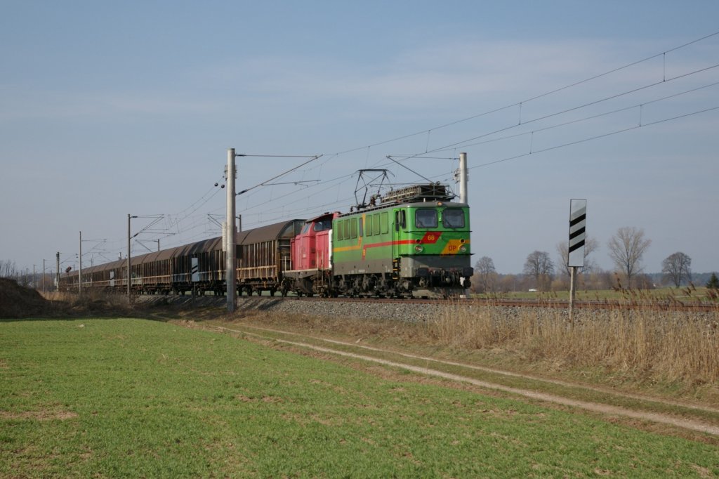 142 130 und 212 284 der Bayernbahn mit dem Henkelzug DGS 88913 nach Wassertrdingen am 23.03.2011 bei Triesdorf.