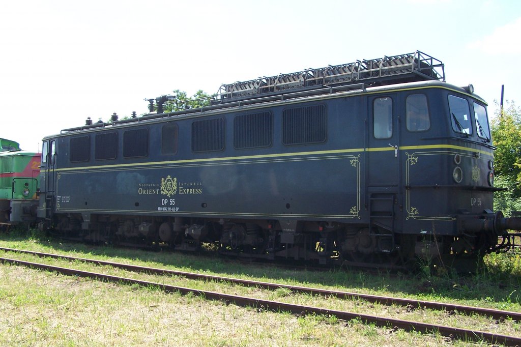 142 191-6, jetzt als DP 55 im Eigentum der DP (Deutsche Privatbahn Gmbh) mit interessanter Lackierung, aber leider abgelaufenen Fristen. Aufgenommen am 6.7.13 auf der Fahrzeugausstellung im Bw Wittenberge. Diese Maschine ist eine von 20 Loks, die nach ihrer Abstellung bei der DR zeitweilig in der Schweiz fr die Sd-Ost-Bahn unterwegs waren und nach deren Konkurs wieder zurck nach Deutschland kamen, die meisten zunchst zur WAB. Fr den Einsatz in der Schweiz hatte man mehrere Umbauten vorgenommen, u.a. wurde anstelle des 2.Stromabnehmers ein Bremswiderstand aufgebaut, woran man die  Rckkehrer  von der SOB auch jetzt noch leicht erkennen kann. 