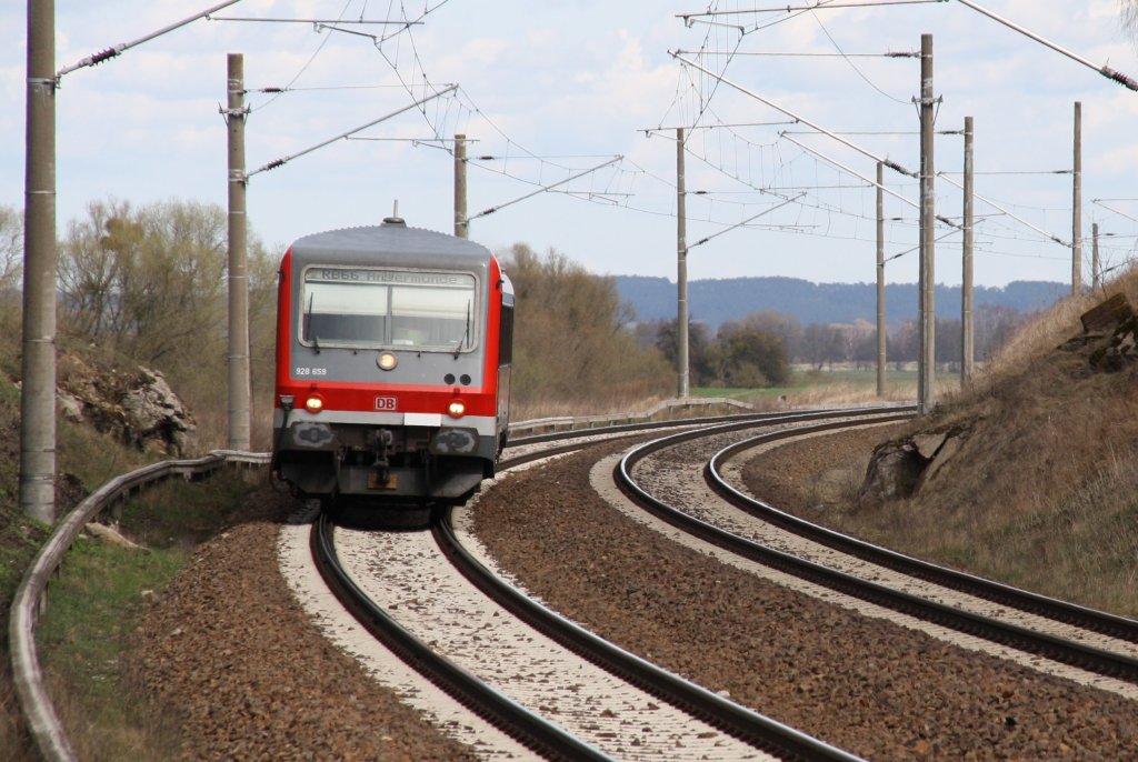 1.4.2012 zwischen Schnermark und Angermnde. RB 66 / 928 659 unterwegs nach Angermnde. Die Steinblcke links und rechts sind Teile einer alten Brcke.