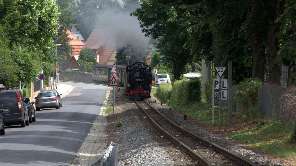 14:26 Uhr startet P 3008 , am 12.06.2012 mit 99 1775 - 8 als Zuglok  in Radebeul Ost zur Fahrt nach Radeburg. Kurz vor dem Haltepunkt Weies Ro ist ein Steigung so da  sich die Lok mit hallenden Auspuffschlgen nhert.