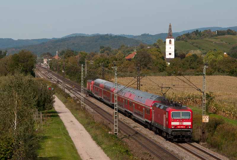 143 *** + 143 856-3 mit der RB 26520 (Mllheim(Baden) - Emmendingen) [Sonderleistung] am 25. September 2011 bei Denzlingen.