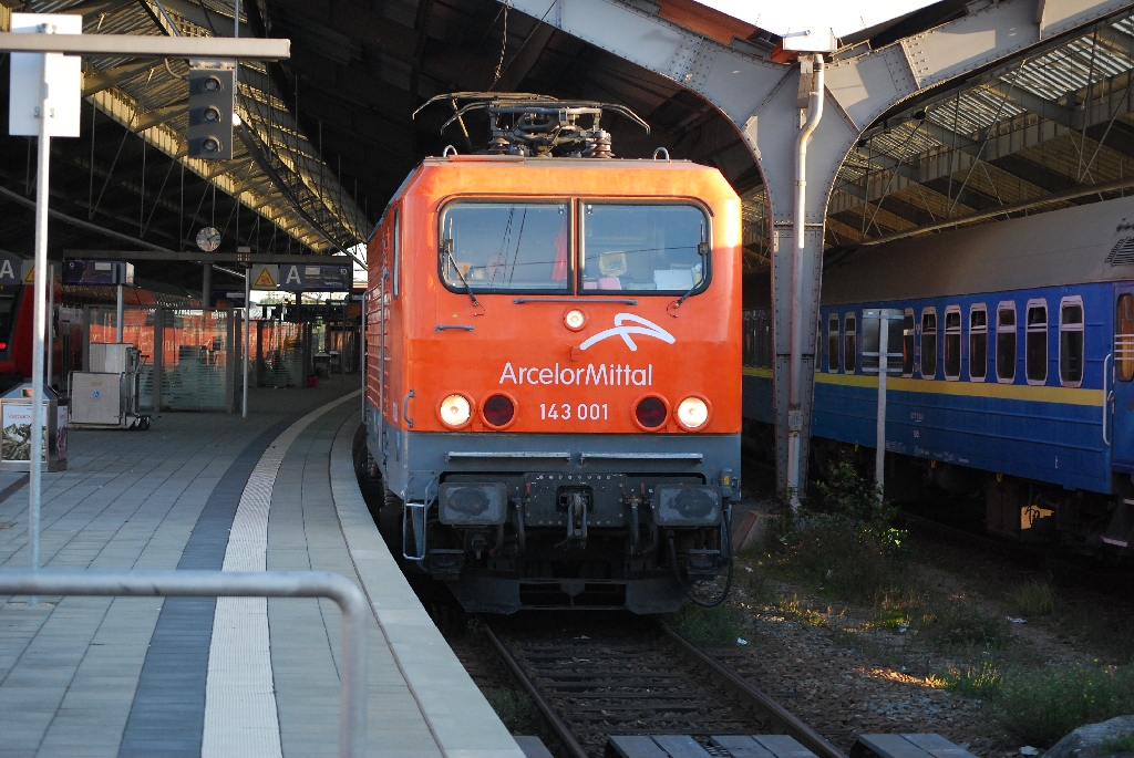 143 001-6 der EKO (ehem. 212 001-2) durchfhrt am 10.10.10 den Bahnhof Franfurt/Oder.
