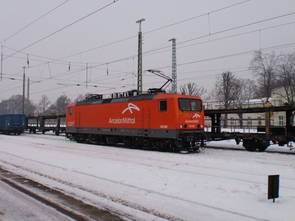 143 001 am 10.02.10 im Bahnhof Guben