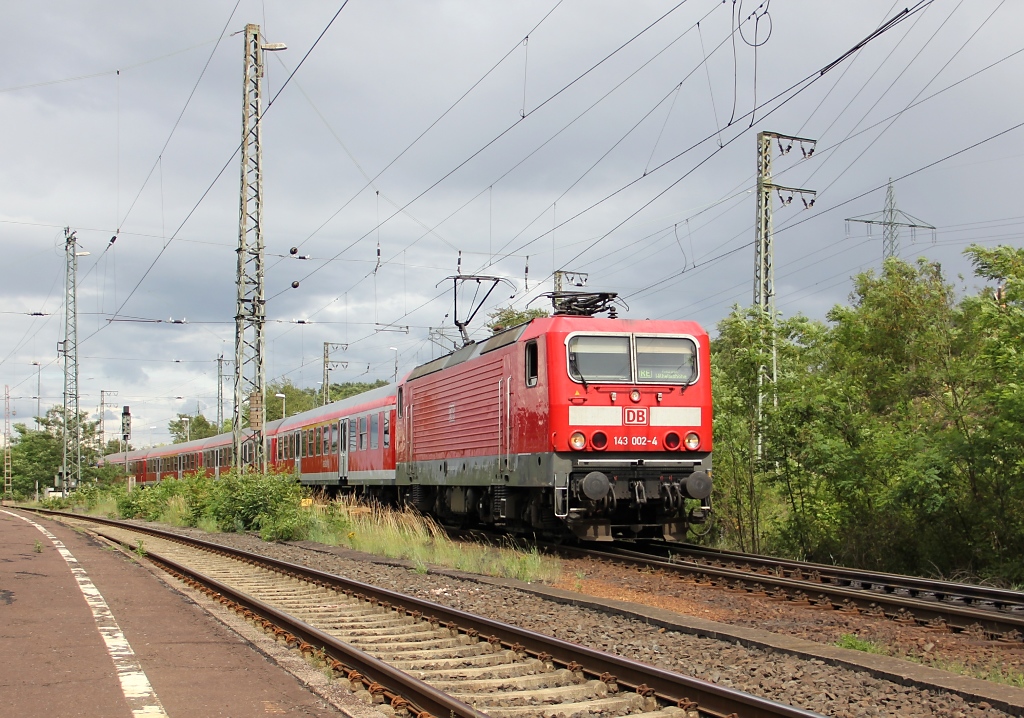 143 002-4, die zweite ihrer Art, bespannte am 23.06.2011 einen RE nach Kassel Wilhelmshhe. Aufgenommen bei der Abfahrt aus Eichenberg.