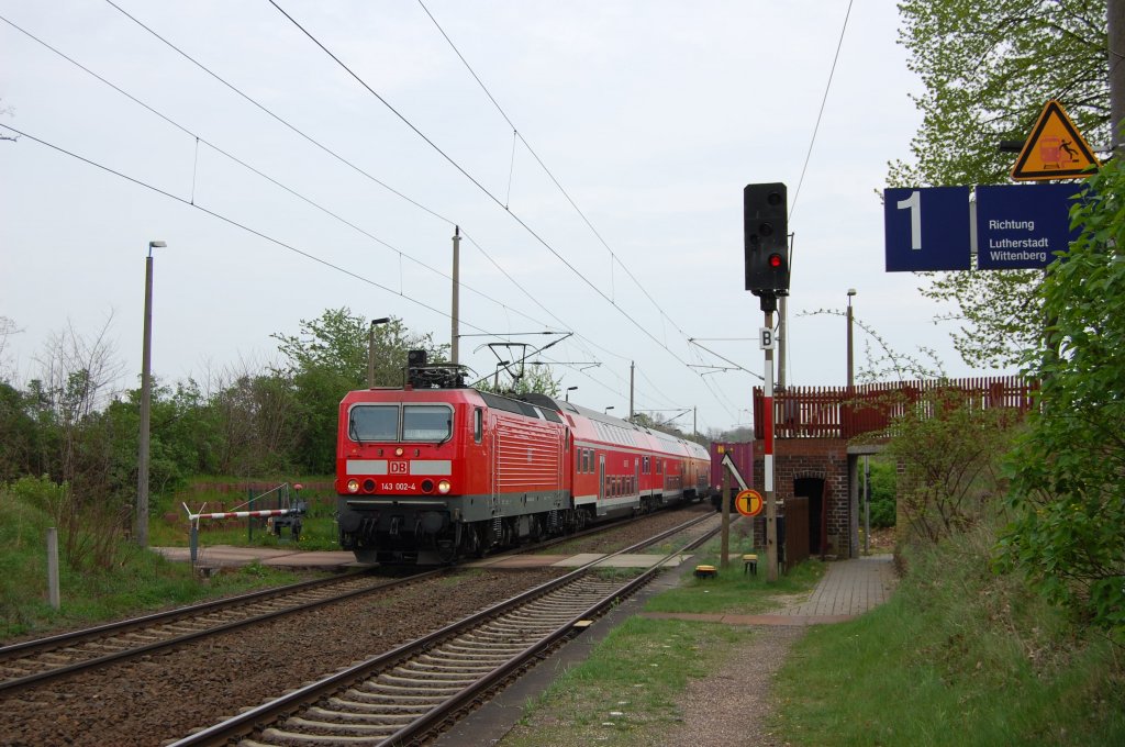 143 002 am 01.05.2010 mit RB beim Haltepunkt Klieken
