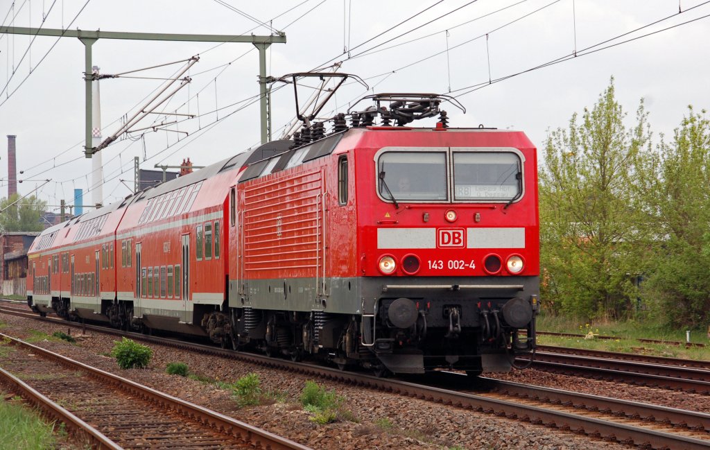 143 002 durchfhrt am 02.05.10 mit einer RB nach Leipzig Dessau.