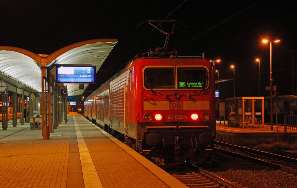 143 002 steht am Abend des 12.03.11 in Bitterfeld. An diesem Tag fuhr die RB allerdings nur bis Leipzig Messe.