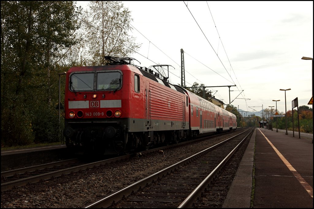 143 009 (9180 6143 009-9 D-DB) verlsst mit einer RB27  Rhein-Erft-Bahn  Bonn-Oberkassel in Richtung Kln. (24.10.2009)