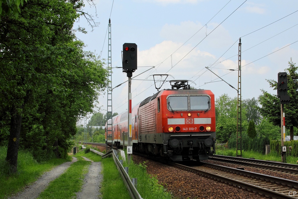 143 010-7 fhrt am 22.5.2010 mit DBpza-Wagen durch Dresden-Stetzsch. Normalerweise werden zwischen Dresden und Elsterwerda nur DBuza-Wagen eingesetzt.