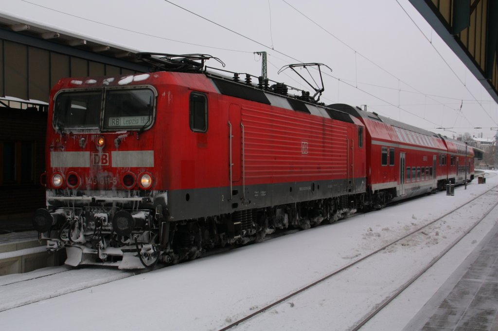 143 011-5 steht mit Regionalbahn nach Leipzig in Zwickau Hbf auf Gleis 2. Fotografiert am 11.01.2010. 