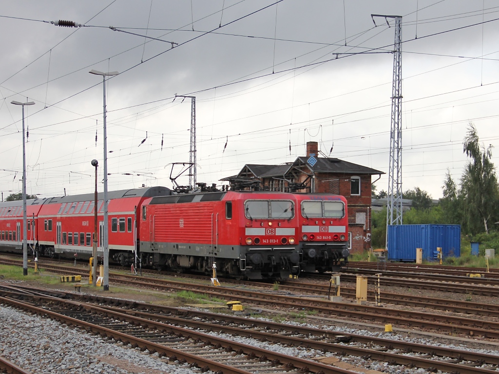 143 013-1 und 143 841-5 perfekt mit ihren RE Garnituren nebeneinander abgestellt in Rostock Hbf. Aufgenommen am 13.08.2011.