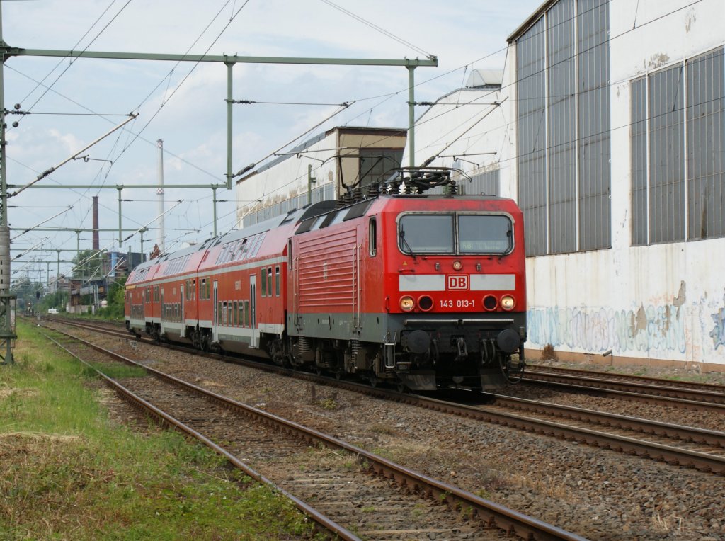 143 013-1 mit RB nach Halle/Saale in Dessau am 19.06.2009