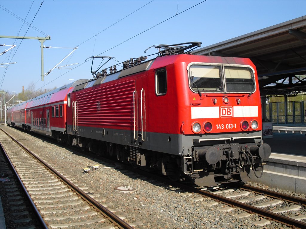 143 013-1 steht in Reichenbach oberer Bahnhof, am 25.04.10 zur Abfahrt nach Leipzig bereit. 